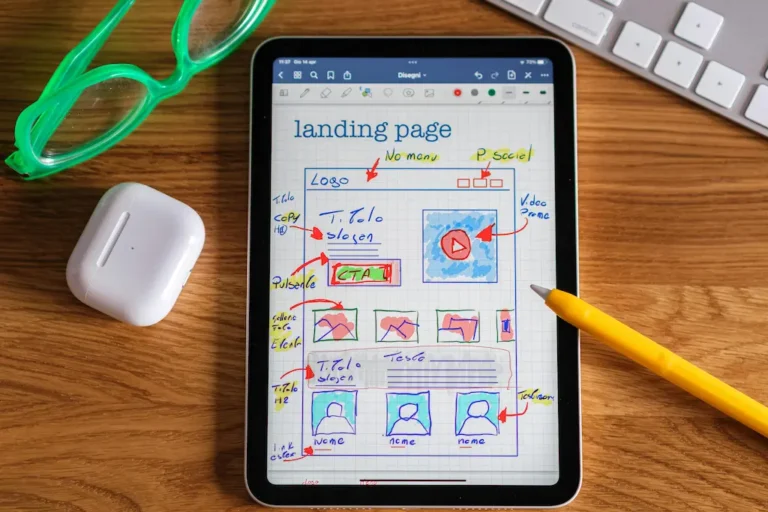 Boceto de landing page en tablet como ejemplo de página web profesional para crecer en negocios locales.