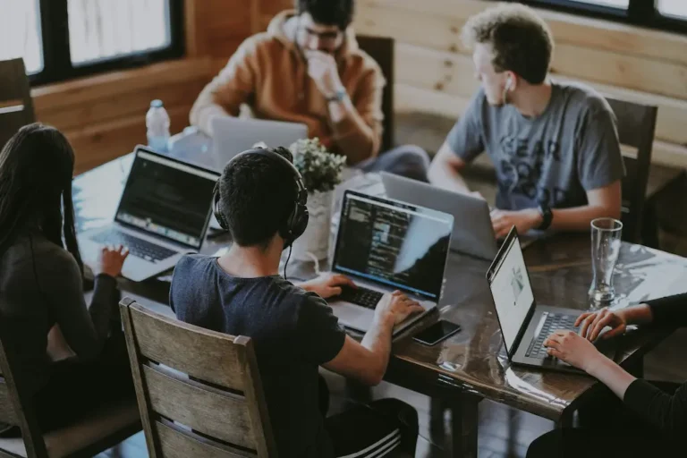 Equipo de desarrolladores trabajando en proyectos de páginas web para negocios locales