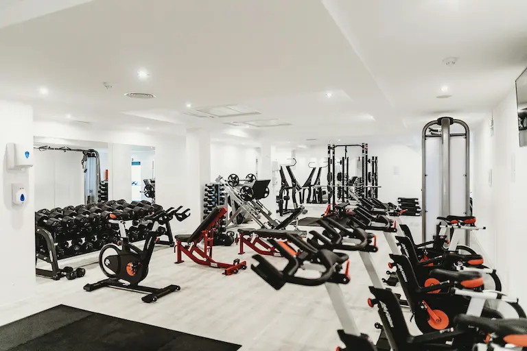 Gimnasio moderno que integra reservas online y tour virtual 360 para atraer más clientes