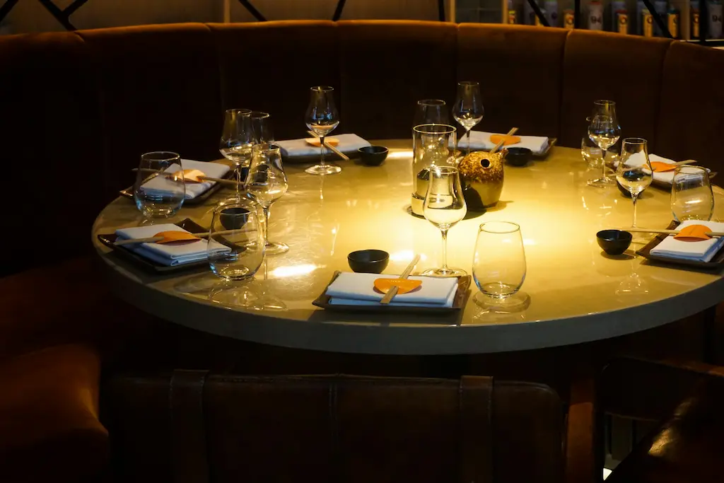 Mesa redonda en restaurante preparada para varios comensales