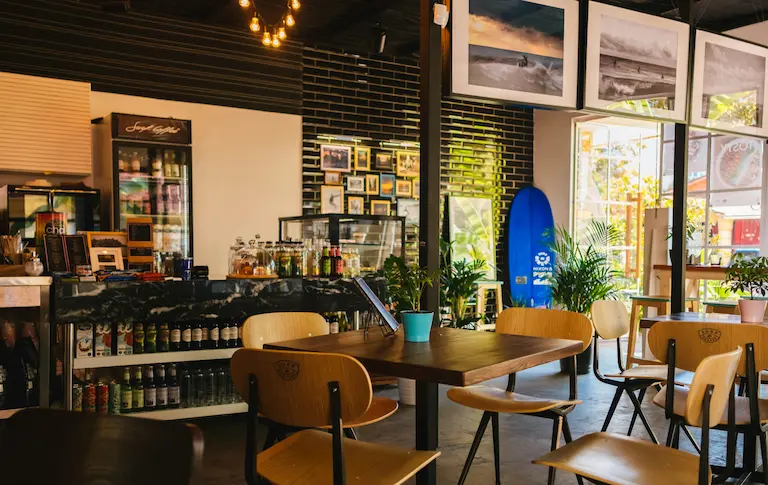 Restaurante moderno como ejemplo de negocio local que gana clientes gracias a una página web profesional