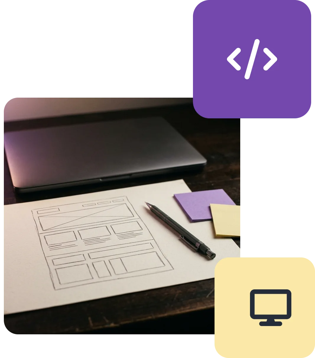 Boceto a lápiz de una página web sobre papel, con dos notas adhesivas, junto a un portátil cerrado
