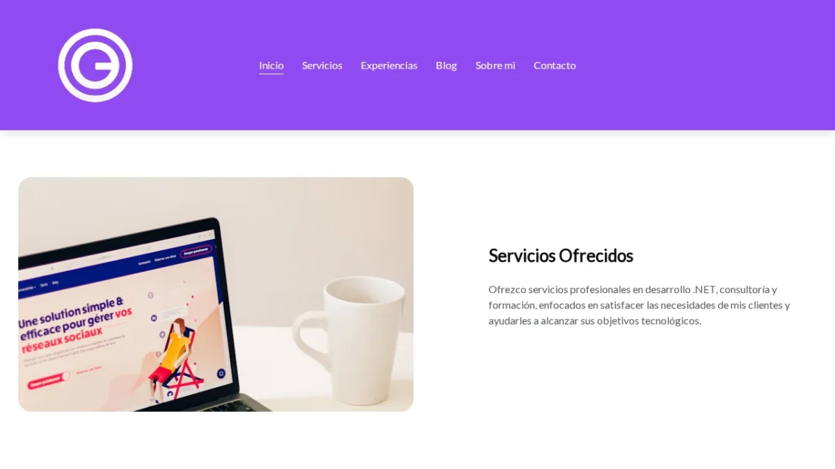 Sección «Servicios ofrecidos» de la web anterior, con la foto de un portátil que muestra una web escrita en francés