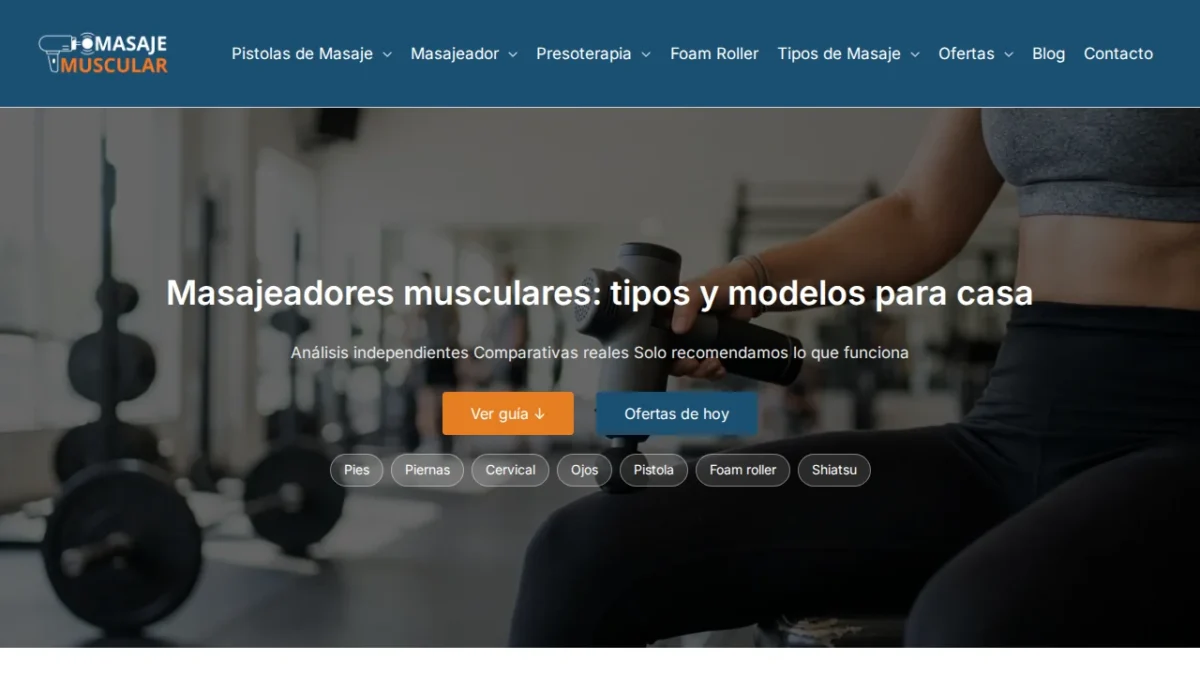 Portada de masajemuscular.net con el titular «Masajeadores musculares: tipos y modelos para casa» sobre una mujer que se aplica una pistola de masaje en el gimnasio